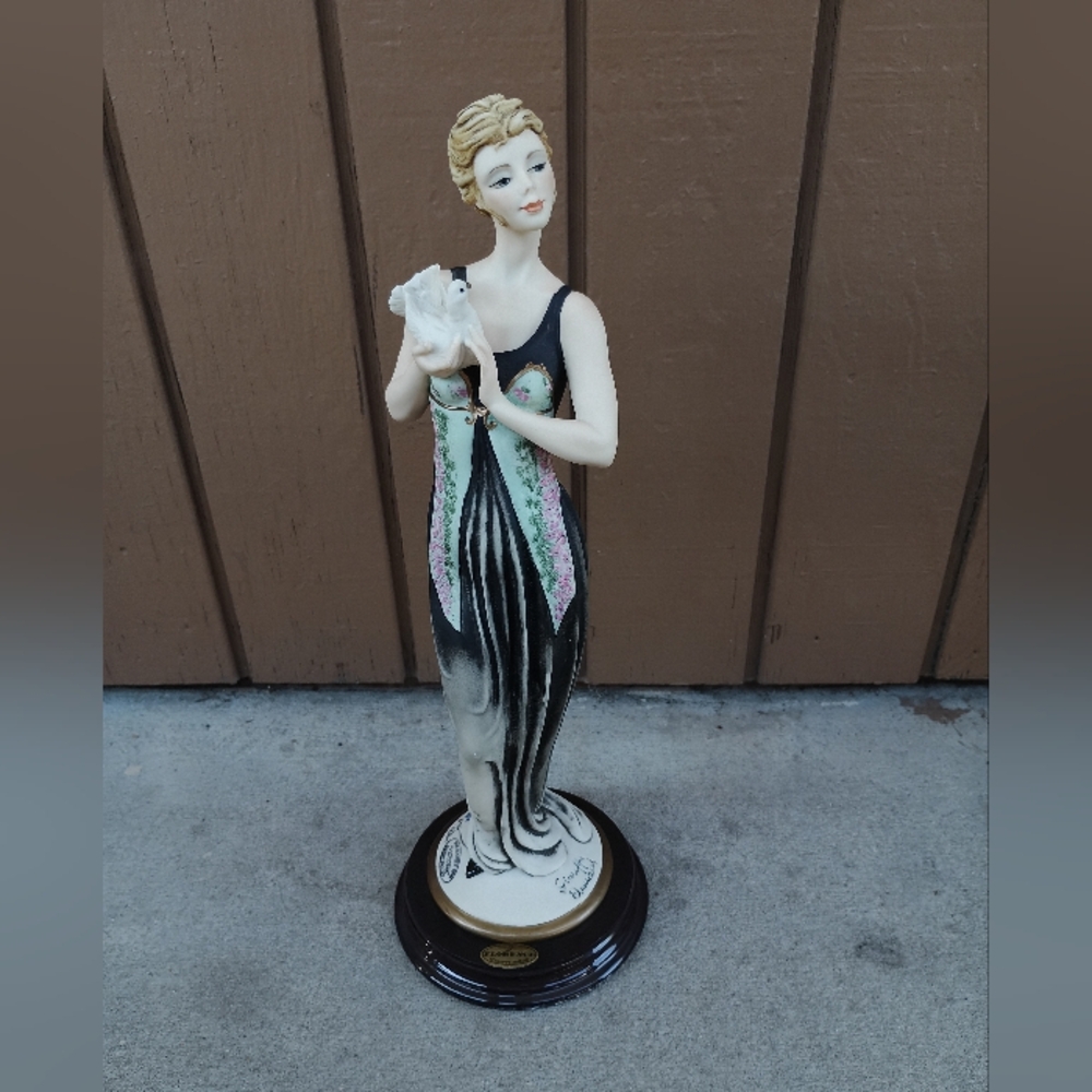 Beautiful Giuseppe Armani Victoria Porcelain Figurine 14.5"Tall Signed